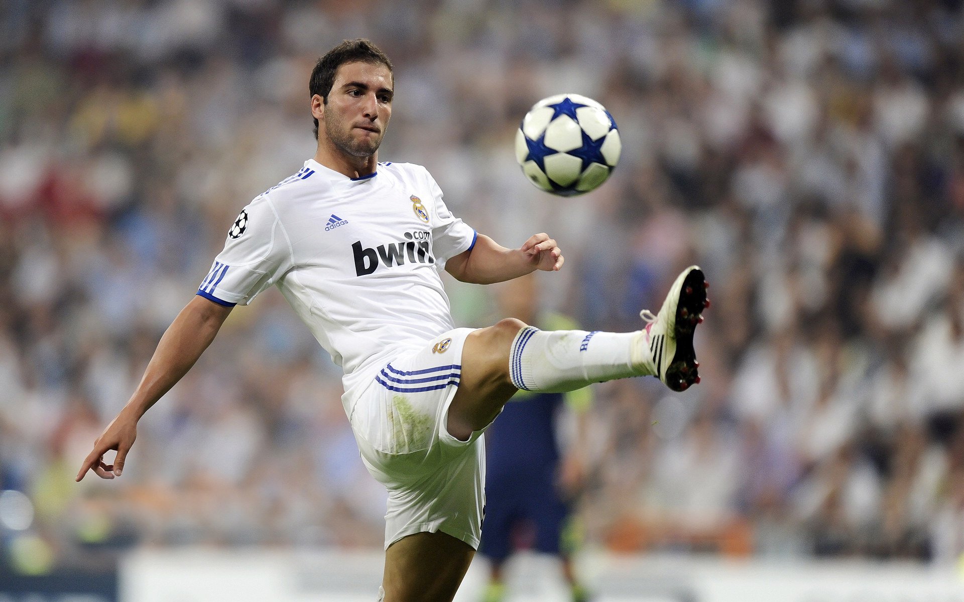 -“法甲赛场硝烟弥漫，豪门鏖战正酣”，法甲参赛球队