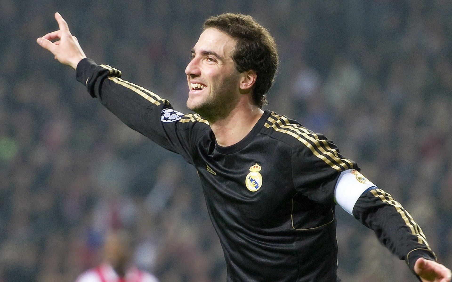 -德甲转会热潮：多支豪门补强中场与锋线，2021-2022德甲转会